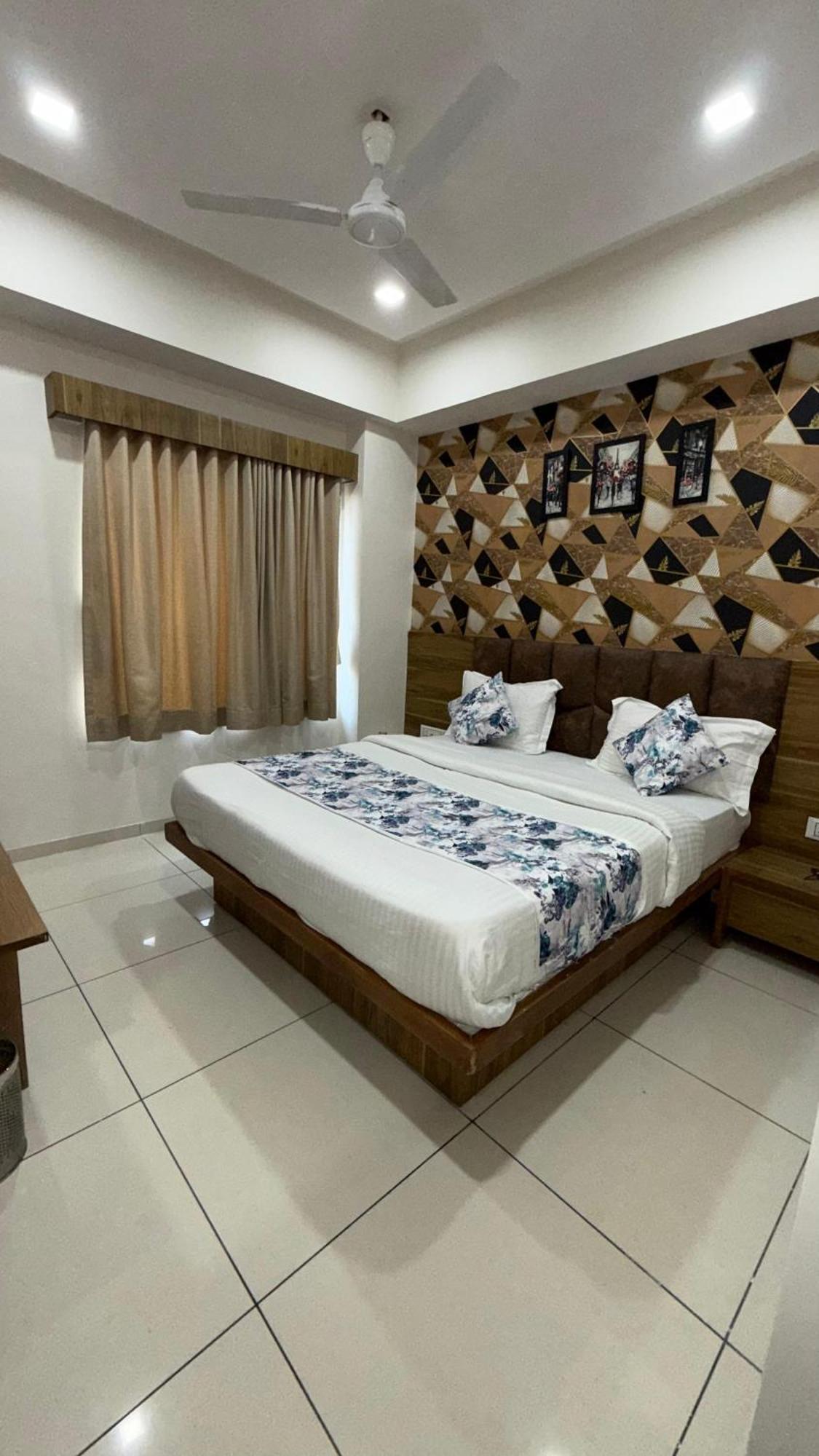 Hotelsuncity Inn Vadodara Eksteriør billede