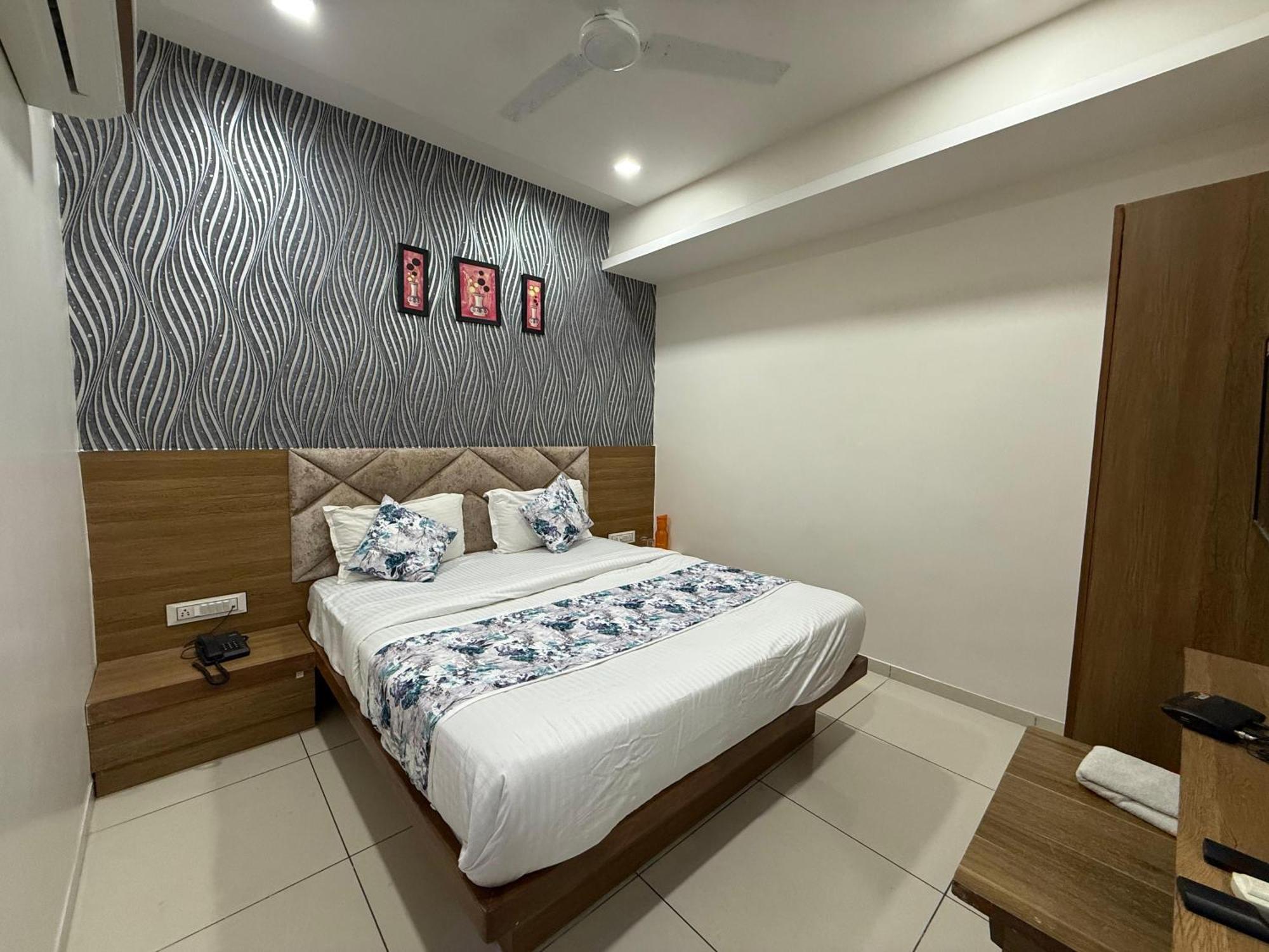 Hotelsuncity Inn Vadodara Eksteriør billede