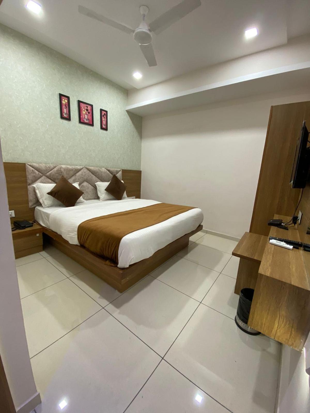 Hotelsuncity Inn Vadodara Eksteriør billede