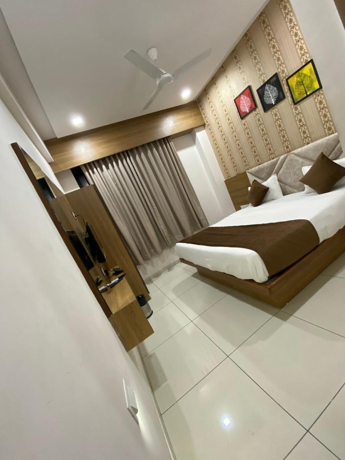 Hotelsuncity Inn Vadodara Eksteriør billede